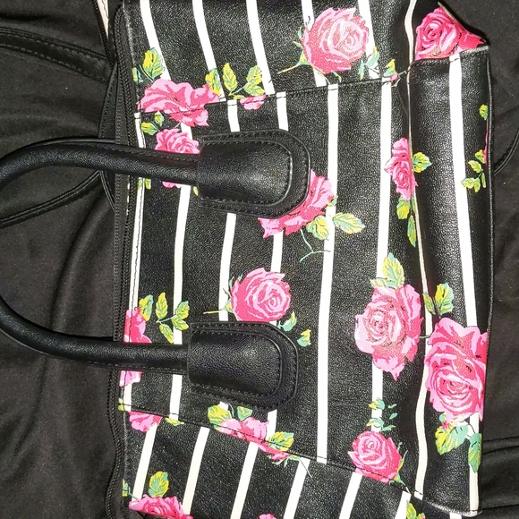 Betsey Johnson Pink & Black Rose Pattern Pop Punk Y2K Purse Black Fuzzy Pom Pom - Picture 5 of 17